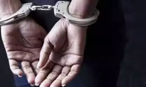 വിലക്ക് ലംഘിച്ച് ചെമ്മീൻ പിടിച്ചു; രണ്ടുപേർ പിടിയിൽ