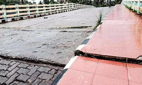 നിർമിച്ചിട്ട്​ ഒരുവർഷം; അന്ധകാരനഴി വടക്കേ പാലത്തിലെ അപ്രോച്ച്​ റോഡിൽ വിള്ളൽ