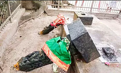 ക്ഷേത്രവിഗ്രഹം അടിച്ചുതകർത്തു: പ്രതിയെ നാട്ടുകാർ പൊലീസിന് കൈമാറി ക്ഷേത്രവിഗ്രഹം അടിച്ചുതകർത്തു: പ്രതിയെ നാട്ടുകാർ പൊലീസിന് കൈമാറി