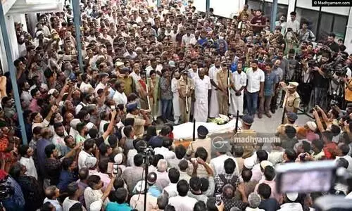 പ്രിയ സംവിധായകന് കണ്ണീരോടെ വിട