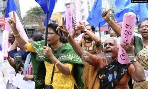 തീരദേശ ഹൈവേ: പ്രതീകാത്മക സർവേ കല്ലുകളുമായി മത്സ്യത്തൊഴിലാളികളുടെ ‘പിങ്ക് കുറ്റി’ സമരം
