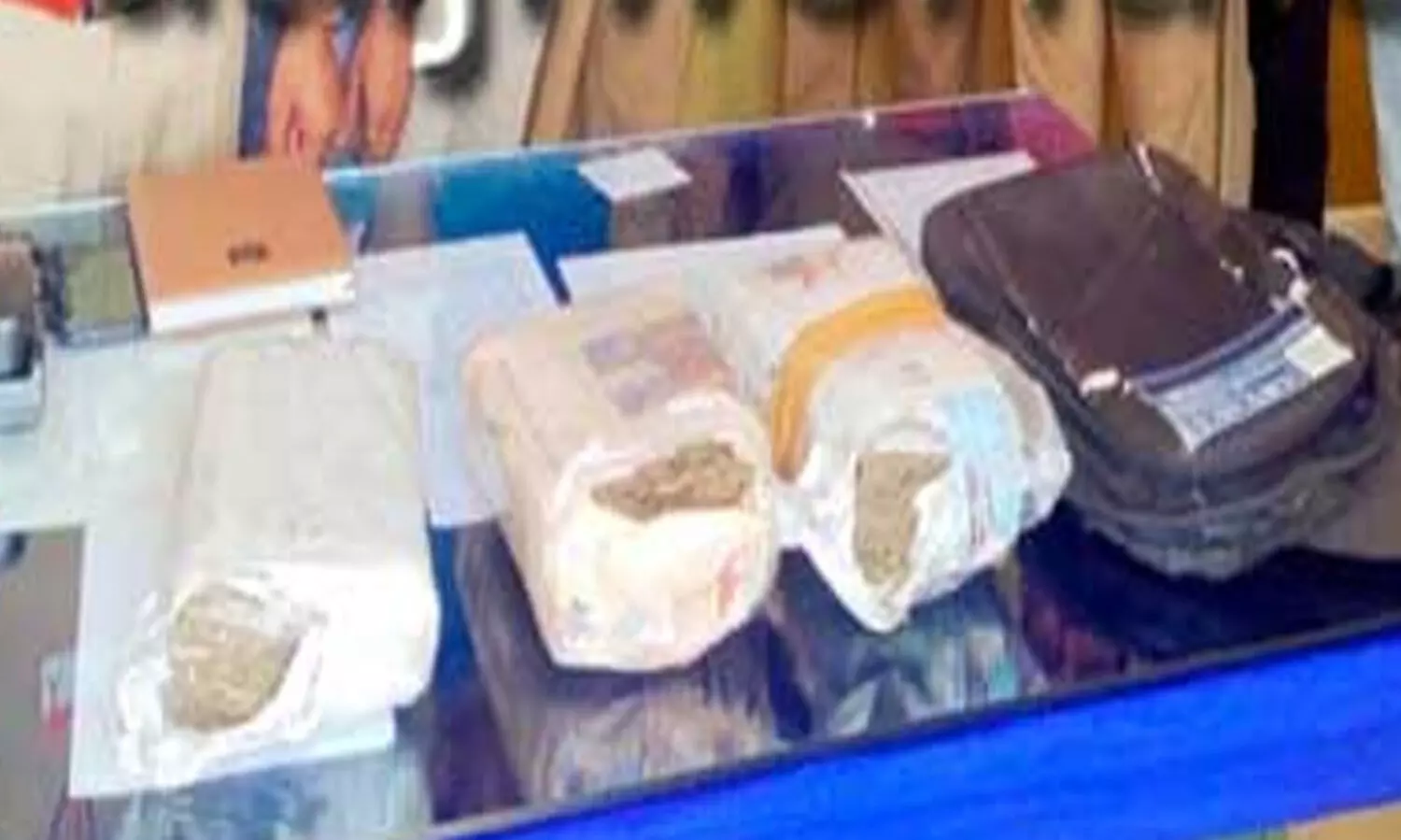 ട്രെയിനിന്റെ സീറ്റുകൾക്കിടയിൽ കഞ്ചാവ് പൊതികൾ; പിടികൂടിയത് 3.16 ലക്ഷം രൂപയു​ടെ മയക്കുമരുന്ന്