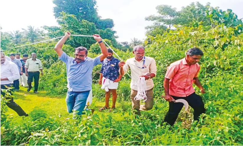 കരിപ്പൂര് സുരക്ഷ മേഖല വിപുലീകരണം: നെടിയിരുപ്പ് വില്ലേജില് സർവേ ആരംഭിച്ചു കരിപ്പൂര് സുരക്ഷ മേഖല വിപുലീകരണം: നെടിയിരുപ്പ് വില്ലേജില് സർവേ ആരംഭിച്ചു