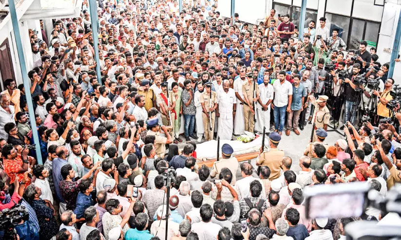 പൊട്ടിച്ചിരിപ്പിച്ച സിദ്ദീഖിന്റെ ഓർമകളിൽ വിങ്ങിപ്പൊട്ടി കൊച്ചി പൊട്ടിച്ചിരിപ്പിച്ച സിദ്ദീഖിന്റെ ഓർമകളിൽ വിങ്ങിപ്പൊട്ടി കൊച്ചി