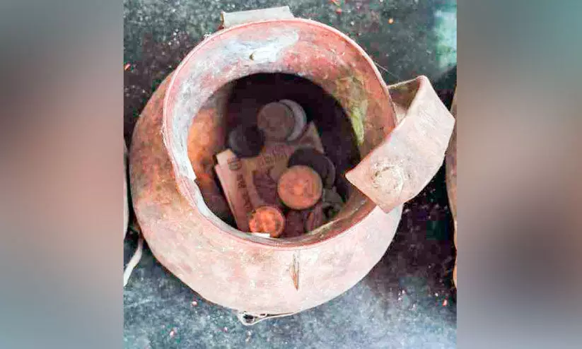 ക്ഷേത്രത്തിൽനിന്ന് 10 പവൻ സ്വർണാഭരണവും 6000 രൂപയും കവർന്നു