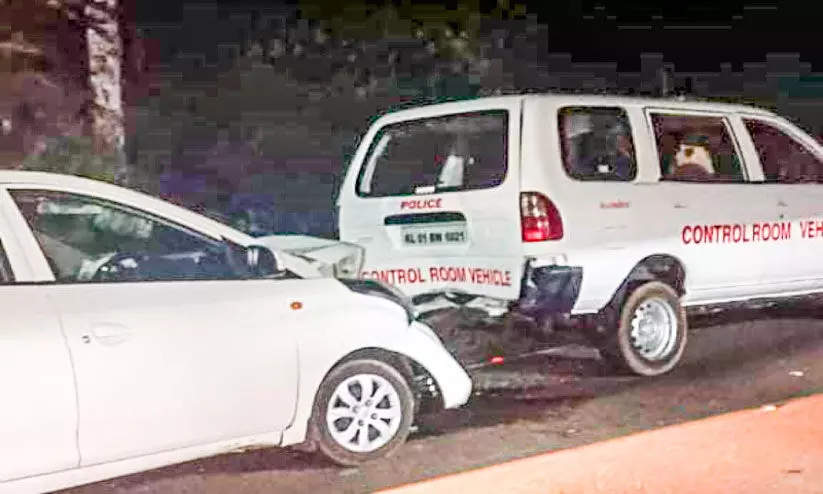 പൊലീസ് വാഹനത്തിനുപിന്നിൽ കാറിടിച്ചു; സിവിൽ പൊലീസ് ഓഫിസർക്ക്​ പരിക്ക്