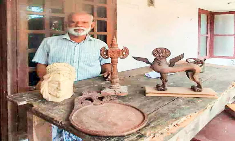 മനസ്സിൽ നിറയുന്ന രൂപങ്ങൾ മരത്തിൽ കൊത്തിയൊരുക്കി ടോമിയുടെ കരവിരുത് മനസ്സിൽ നിറയുന്ന രൂപങ്ങൾ മരത്തിൽ കൊത്തിയൊരുക്കി ടോമിയുടെ കരവിരുത്
