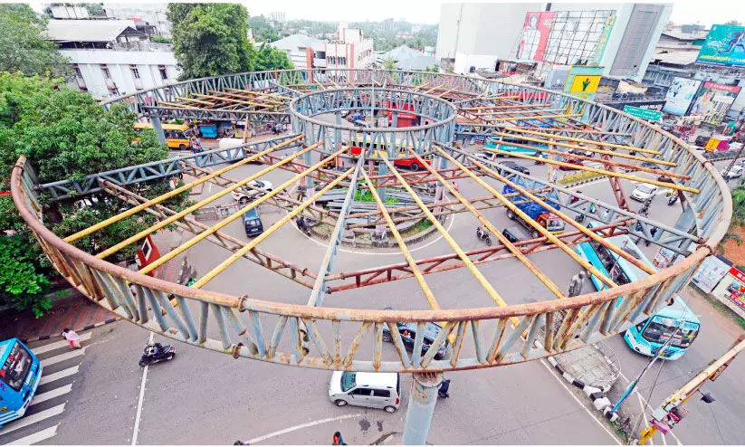 വാഗ്ദാനം വാനോളം, പ്രവൃത്തിയിൽ പടവല​ത്തോളം