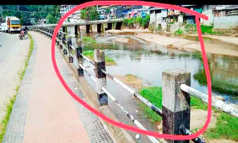 ബൈപാസിന്റെ കൈവരികൾ തകർത്ത് ഇരുമ്പ് പൈപ്പുകൾ മോഷ്ടിച്ചു