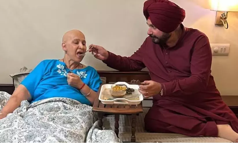 ‘മുറിവുകൾ ഭേദമായെങ്കിലും മനസ്സിന്റെ മുറിവുകൾ നിലനിൽക്കും’; ഭാര്യക്കൊപ്പമുള്ള വൈകാരിക ചിത്രം പങ്കുവെച്ച് സിദ്ദു