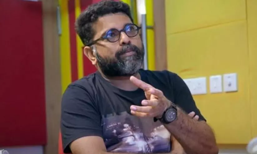 എന്തായാലും ‘മാലിക്’ വന്നപ്പോൾ ബീമാപള്ളിയെക്കുറിച്ച് സംസാരിക്കാൻ തുടങ്ങിയല്ലോ, അതിൽ സന്തോഷം - മഹേഷ് നാരായണൻ സംസാരിക്കുന്നു എന്തായാലും ‘മാലിക്’ വന്നപ്പോൾ ബീമാപള്ളിയെക്കുറിച്ച് സംസാരിക്കാൻ തുടങ്ങിയല്ലോ, അതിൽ സന്തോഷം - മഹേഷ് നാരായണൻ സംസാരിക്കുന്നു