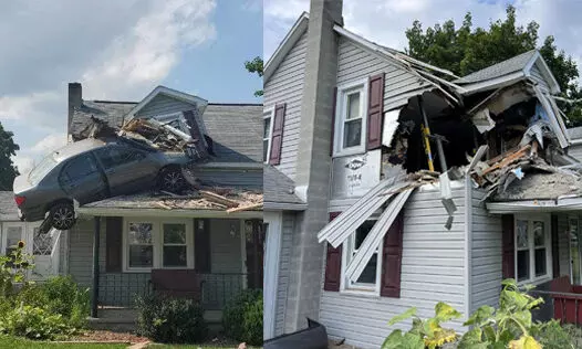 വീടിന്റെ രണ്ടാം നിലയിലേക്ക് പറന്നുകയറി ടൊയോട്ട കൊറോള! ഞെട്ടൽ, ദുരൂഹത വീടിന്റെ രണ്ടാം നിലയിലേക്ക് പറന്നുകയറി ടൊയോട്ട കൊറോള! ഞെട്ടൽ, ദുരൂഹത