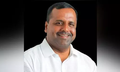 മം​ഗ​ളൂ​രു സ​ർ​വ​ക​ലാ​ശാ​ല കോ​ള​ജ് വി​ക​സ​ന സ​മി​തി അ​ധ്യ​ക്ഷ​സ്ഥാ​ന​ത്തു​നി​ന്ന് സ്പീ​ക്ക​ർ പു​റ​ത്ത്