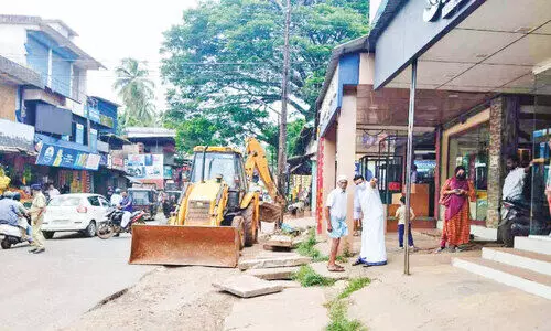 പ​ട്ട​ർ​ന​ട​ക്കാ​വി​ൽ റോ​ഡ് ന​വീ​ക​ര​ണം; റോ​ഡി​ലേ​ക്കി​റ​ങ്ങി​യ കൈ​യേ​റ്റ​ങ്ങ​ൾ നീ​ക്കി​ത്തു​ട​ങ്ങി