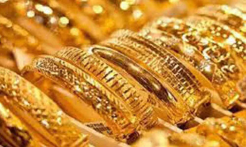 25 ല​ക്ഷം രൂ​പ​യു​ടെ സ്വ​ർ​ണ​വു​മാ​യി  യു​വ​തി പി​ടി​യി​ൽ