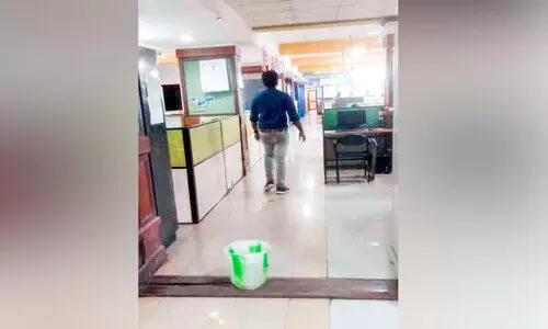 കലക്ടറേറ്റിൽ ശുചിമുറി വെള്ളം ചോരുന്നു; ജീവനക്കാർ ദുരിതത്തിൽ