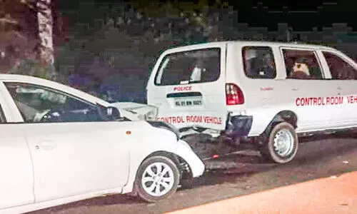 പൊലീസ് വാഹനത്തിനുപിന്നിൽ കാറിടിച്ചു; സിവിൽ പൊലീസ് ഓഫിസർക്ക്​ പരിക്ക്