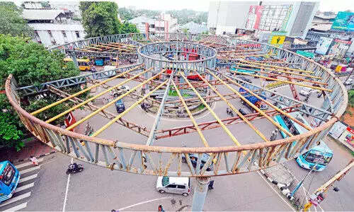 വാഗ്ദാനം വാനോളം, പ്രവൃത്തിയിൽ പടവല​ത്തോളം