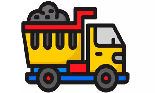 അപകടഭീഷണിയുയർത്തി ടി​പ്പ​റു​ക​ളു​ടെ മ​ര​ണ​പ്പാ​ച്ചി​ൽ