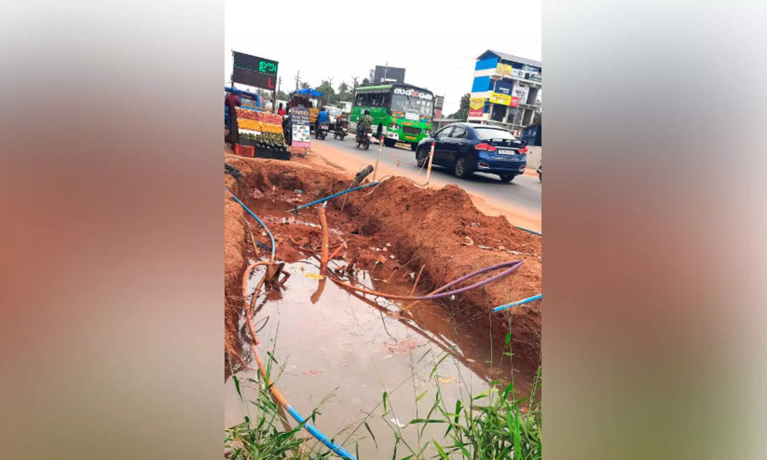കുടിവെള്ള പൈപ്പ് പൊട്ടി; റോഡിൽ അപകടക്കുഴി