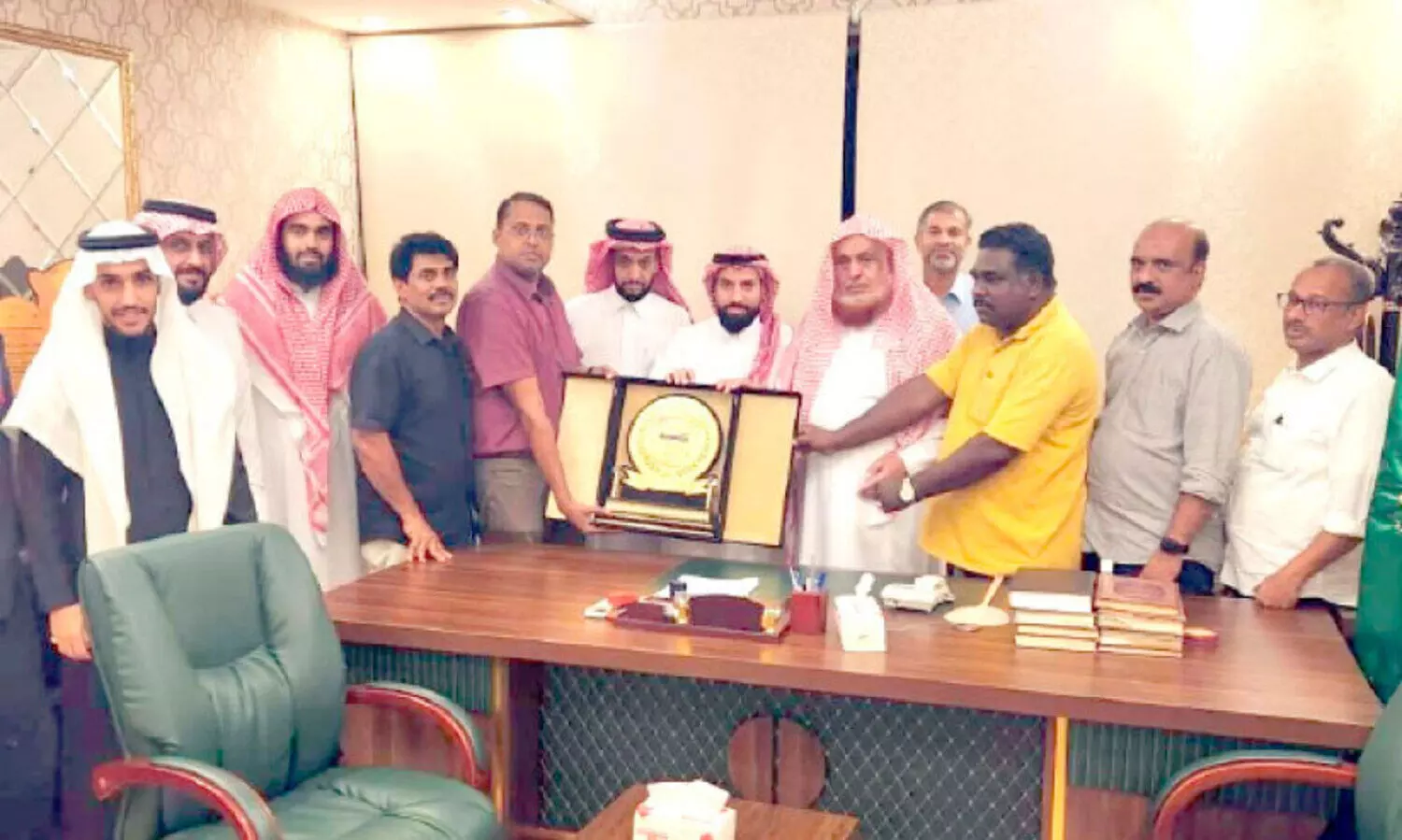 മ​ക്ക ഒ.​ഐ.​സി.​സി സ്‌​നേ​ഹോ​പ​ഹാ​രം ന​ൽ​കി ആ​ദ​രി​ച്ചു