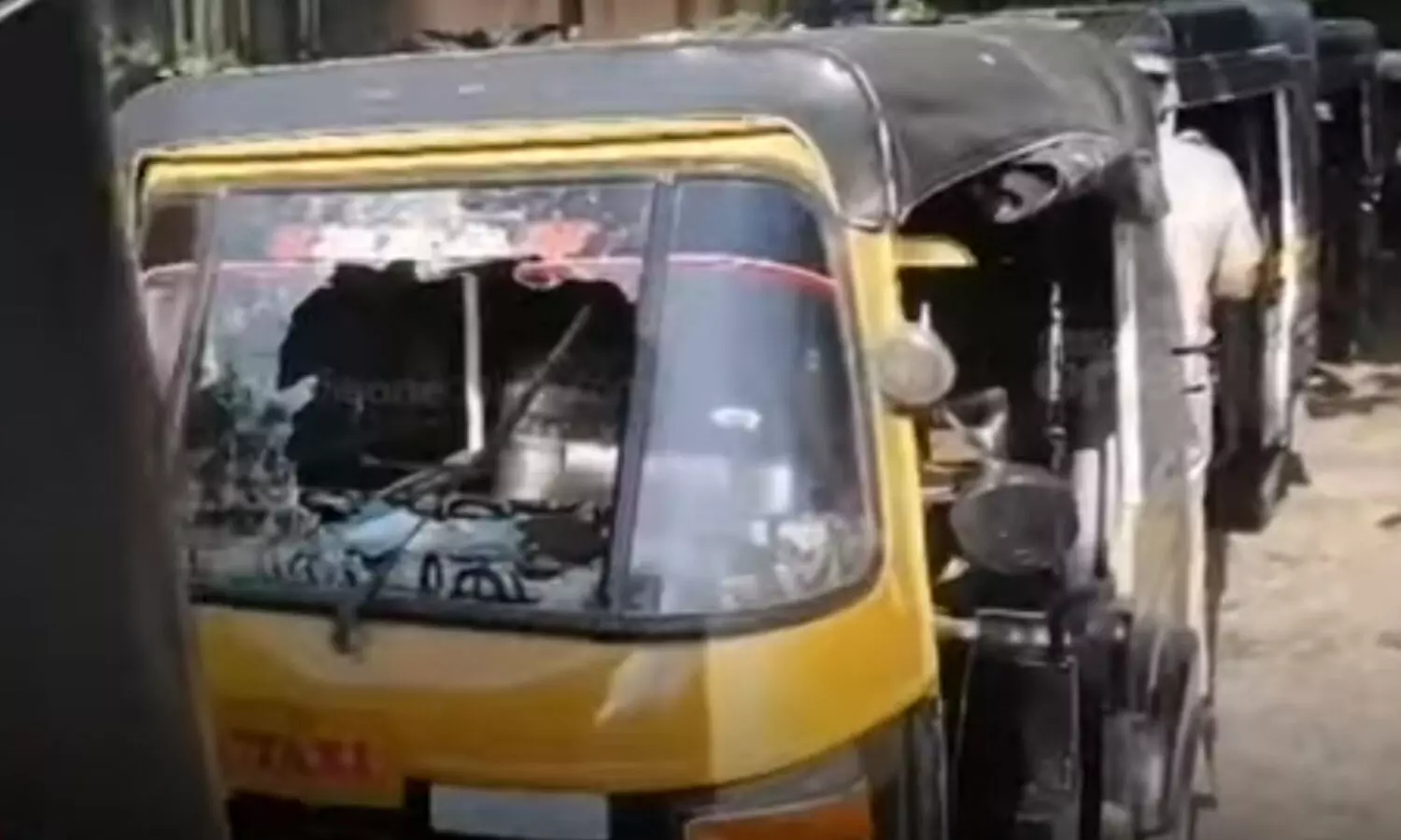 കാറിലെത്തിയ സംഘം നഗ്നരായി മൂത്രമൊഴിച്ചു, ഓട്ടോയിലിടിച്ചു; ചോദ്യം ചെയ്ത ഡ്രൈവർമാരെ മർദിച്ചു, അഞ്ച് ​ഓട്ടോകൾ തകർത്തു