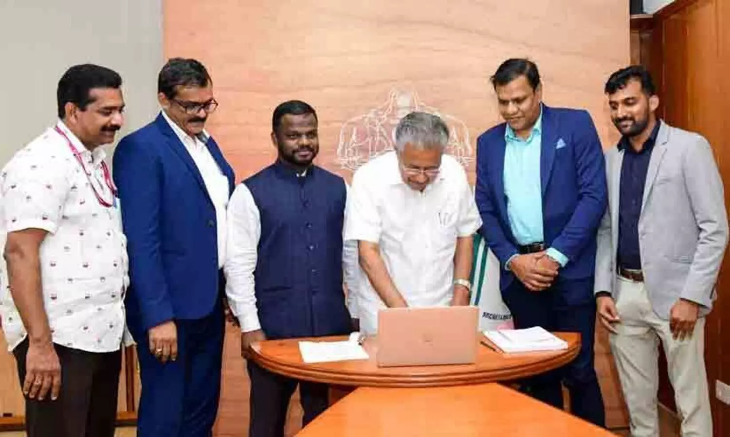 പ്രവാസത്തിന്​ കരുതൽ; ‘എക്സ്പാറ്റ് ഗൈഡ്’ മുഖ്യമന്ത്രി നാടിനുസമർപ്പിച്ചു