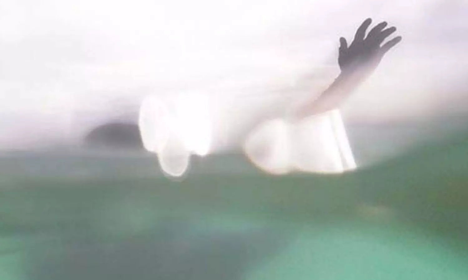 തൃശൂരിൽ വെള്ളക്കെട്ടിൽ വീണു രണ്ട് വയസ്സുകാരി മരിച്ചു