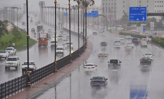 ഒമാനിൽ വിവിധ ഭാഗങ്ങളിൽ മഴ; ഉയർന്ന തിരമാലകൾ; കടൽ പ്രക്ഷുബ്ധം ഒമാനിൽ വിവിധ ഭാഗങ്ങളിൽ മഴ; ഉയർന്ന തിരമാലകൾ; കടൽ പ്രക്ഷുബ്ധം