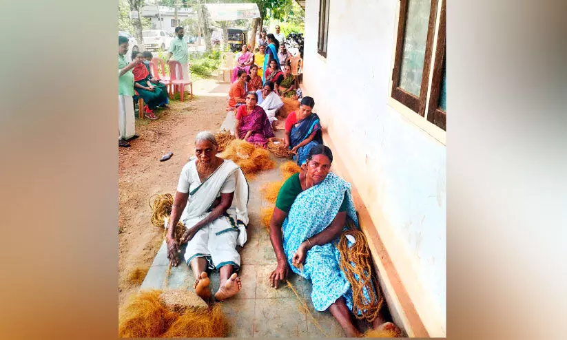 ഓർമകളുടെ കയർ പിരിച്ച് തൊഴിലാളികൾ