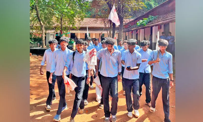 കെമിസ്ട്രി അധ്യാപകനില്ല; പാലോറ ഹയർസെക്കൻഡറിയിൽ   വിദ്യാർഥി സമരം