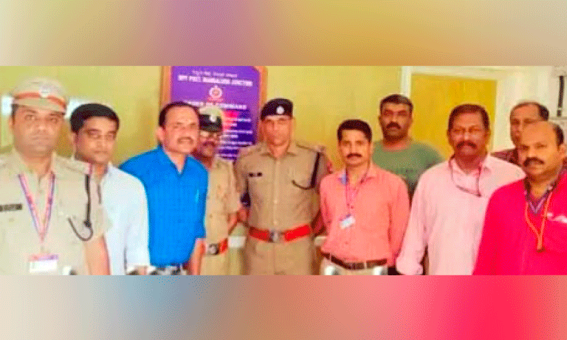 െട്രയിനിൽനിന്ന് ആറു കിലോ കഞ്ചാവ് പിടിച്ചെടുത്തു