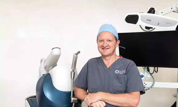 റോബോട്ടിക് ശസ്ത്രക്രിയയിൽ സെഞ്ച്വറി നേട്ടവുമായി ഡോക്ടർ റോബോട്ടിക് ശസ്ത്രക്രിയയിൽ സെഞ്ച്വറി നേട്ടവുമായി ഡോക്ടർ