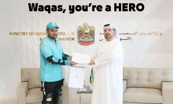 റോഡിലെ തടസ്സം നീക്കി; െഡലിവറി ബോയിക്ക് അഭിനന്ദനം റോഡിലെ തടസ്സം നീക്കി; െഡലിവറി ബോയിക്ക് അഭിനന്ദനം