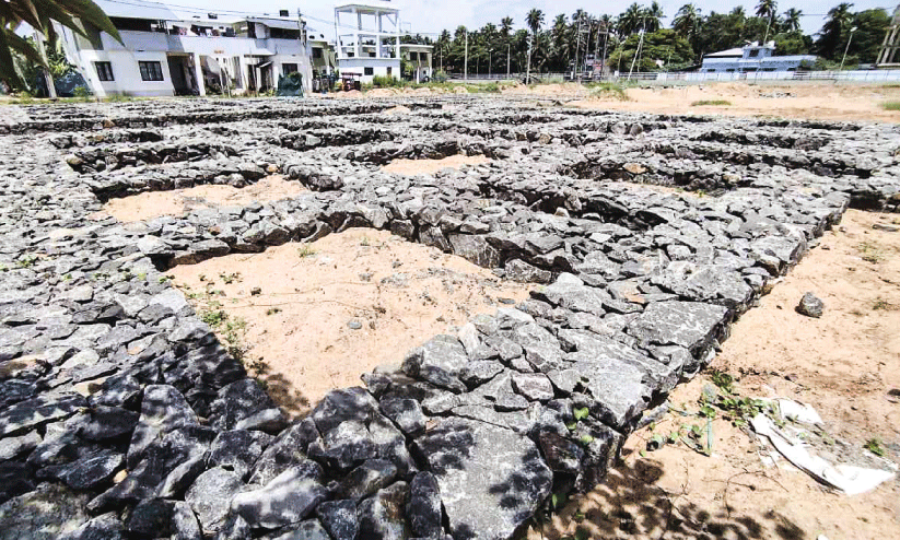 കടലാക്രമണ ബാധിതരായ പൊന്നാനിയിലെ നൂറ് കുടുംബങ്ങൾക്ക് കൂടി ഭവനമൊരുങ്ങുന്നു കടലാക്രമണ ബാധിതരായ പൊന്നാനിയിലെ നൂറ് കുടുംബങ്ങൾക്ക് കൂടി ഭവനമൊരുങ്ങുന്നു