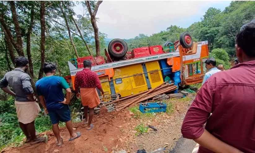 കുഴൽക്കിണർ ലോറി തലകീഴായി മറിഞ്ഞ് ഒമ്പത് പേർക്ക് പരിക്ക്; രണ്ടു പേരുടെ നില ഗുരുതരം കുഴൽക്കിണർ ലോറി തലകീഴായി മറിഞ്ഞ് ഒമ്പത് പേർക്ക് പരിക്ക്; രണ്ടു പേരുടെ നില ഗുരുതരം
