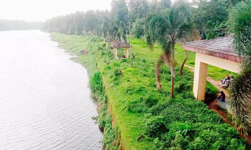 സൗഹൃദ പാ​ർ​ക്ക് ന​വീ​ക​രി​ച്ചു; സം​ര​ക്ഷ​ണ ഭി​ത്തി​യി​ല്ലാ​തെ