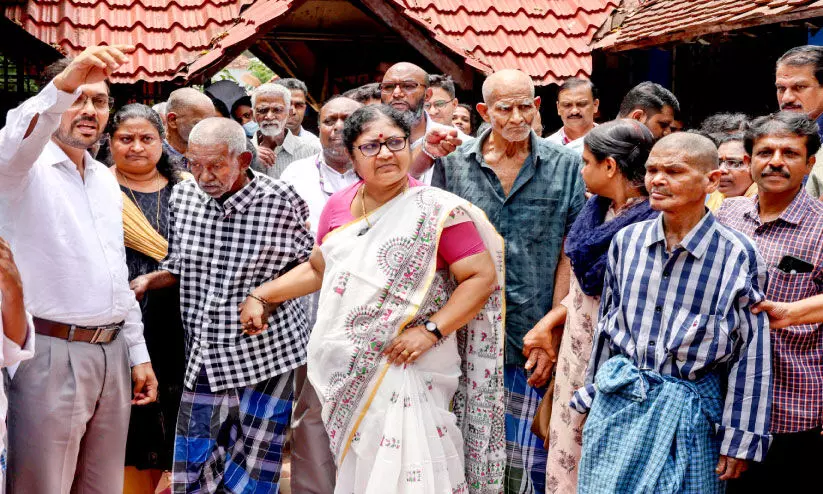 ആശുപത്രി വാർഡിലെ ഒറ്റപ്പെടലിൽനിന്ന് ഗാന്ധിഭവന്റെ ഒരുമയിലേക്ക് ആശുപത്രി വാർഡിലെ ഒറ്റപ്പെടലിൽനിന്ന് ഗാന്ധിഭവന്റെ ഒരുമയിലേക്ക്