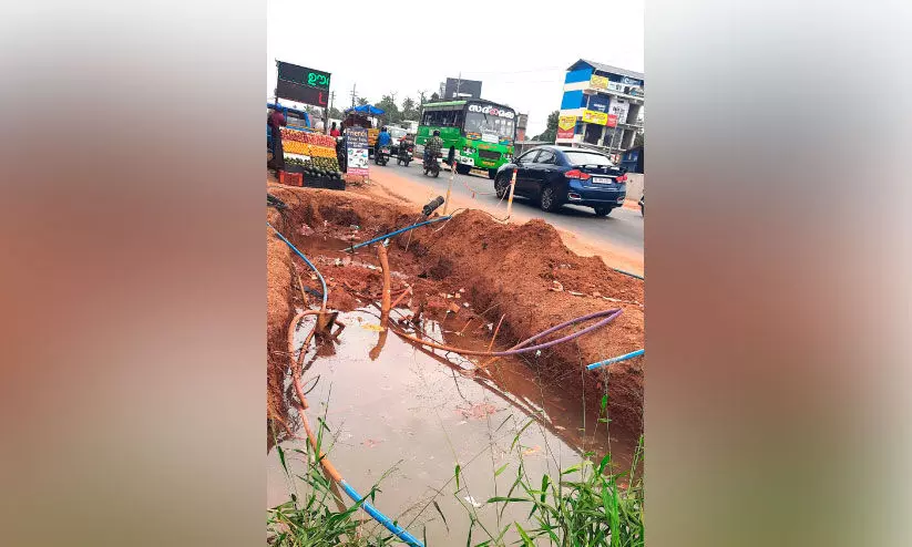 കുടിവെള്ള പൈപ്പ് പൊട്ടി; റോഡിൽ അപകടക്കുഴി
