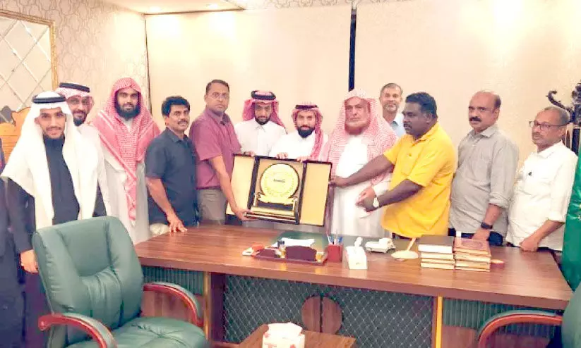 മക്ക ഒ.ഐ.സി.സി സ്നേഹോപഹാരം നൽകി ആദരിച്ചു മക്ക ഒ.ഐ.സി.സി സ്നേഹോപഹാരം നൽകി ആദരിച്ചു