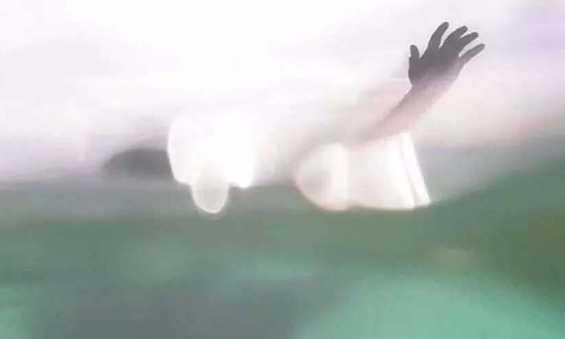 തൃശൂരിൽ വെള്ളക്കെട്ടിൽ വീണു രണ്ട് വയസ്സുകാരി മരിച്ചു തൃശൂരിൽ വെള്ളക്കെട്ടിൽ വീണു രണ്ട് വയസ്സുകാരി മരിച്ചു