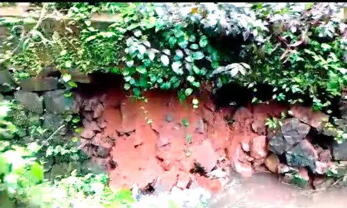 റോഡ് വശം ഇടിഞ്ഞത് നന്നാക്കിയില്ല; രണ്ടാഴ്‌ചക്കിടെ അഞ്ച് അപകടങ്ങൾ