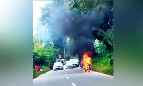 ഓ​ട്ടത്തിനിടെ ബൈ​ക്ക് ക​ത്തി​ന​ശി​ച്ചു