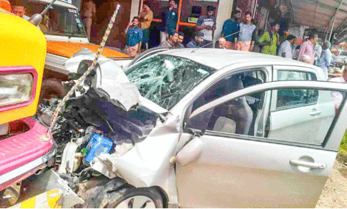 കാർ ലോറിയിൽ ഇടിച്ചുകയറി; ആറുപേർക്ക് പരിക്ക്