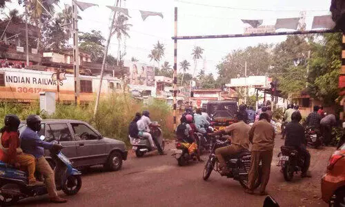 വാഹനക്കുരുക്കിൽ ഇടവ; നട്ടംതിരിഞ്ഞ് നാട്ടുകാർ വാഹനക്കുരുക്കിൽ ഇടവ; നട്ടംതിരിഞ്ഞ് നാട്ടുകാർ