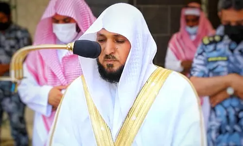 ജുമുഅക്കിടെ മക്ക ഹറം ഇമാം തളർന്നു വീണു ജുമുഅക്കിടെ മക്ക ഹറം ഇമാം തളർന്നു വീണു