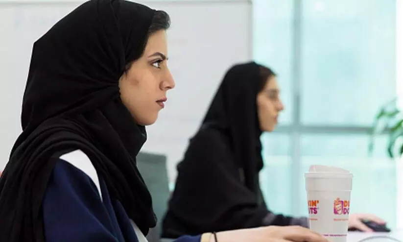 സൗദി: വ​നി​ത സെ​യി​ൽ​സ്, റി​സ​പ്​​ഷ​ൻ ​ജീ​വ​ന​ക്കാ​ർ​ക്ക്​ ഇ​രി​ക്കാ​നും അ​നു​മ​തി