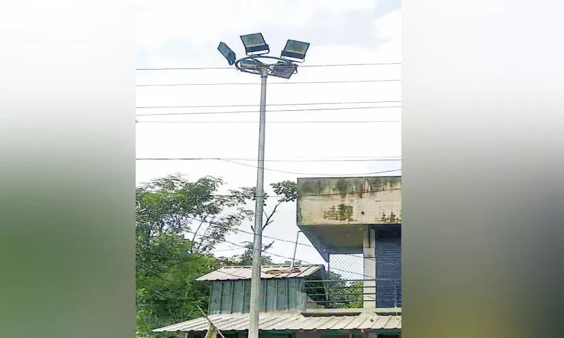 നോ​ക്കു​കു​ത്തി​യാ​യി ഹൈ​മാ​സ്റ്റ് ലൈ​റ്റു​ക​ൾ