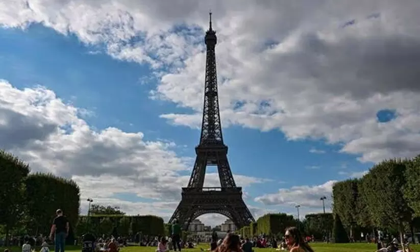 ബോംബ് ഭീഷണി; പാരിസിലെ ഈഫൽ ടവറിൽനിന്ന് സഞ്ചാരികളെ ഒഴിപ്പിച്ചു