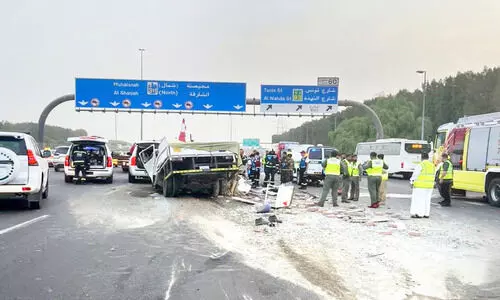 ശൈഖ്​ സായിദ്​​ റോഡിൽ ട്ര​ക്കും ലോ​റി​യും കൂ​ട്ടി​യി​ടി​ച്ച്​ ര​ണ്ട്​ ​മ​ര​ണം